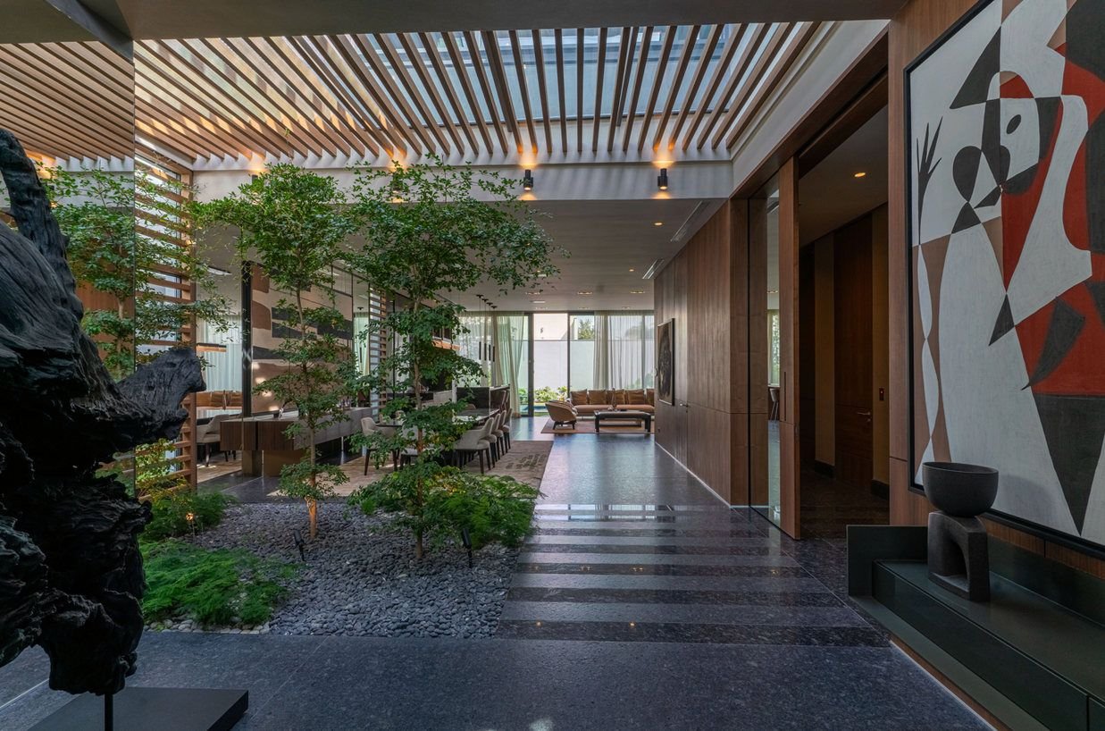 Video inmobiliario de residencia con jardín interior y pérgola